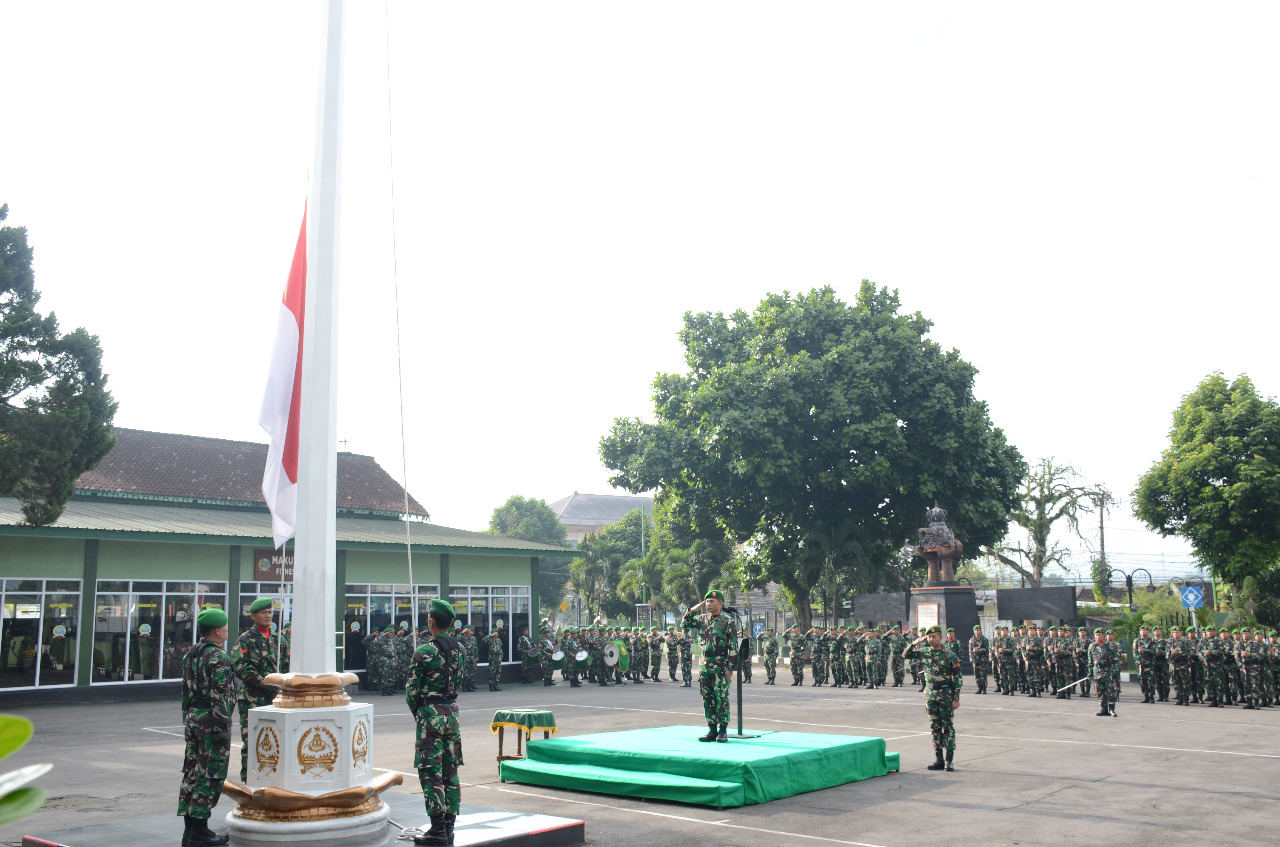 Tumbuhkan Jiwa Kedisiplinan, Prajurit Dan PNS Korem 073/Makutarama Gelar Upacara Bendera 